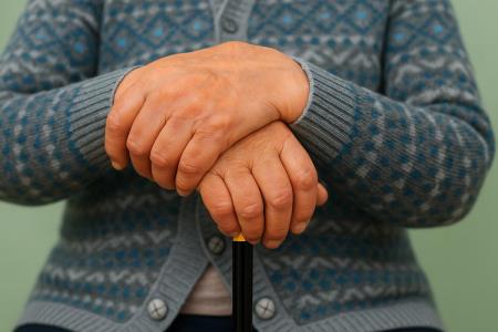 Wenn die Hände zu zittern beginnen: Wann warnt nur der Körper und wann ist Alarm angesagt?
